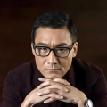 解析电影《比如父子》：开启虚拟城市的任意门_电影策划_ 消息 首页 新闻 视频 大片 影库 CCTV6 VIP影院 搜索 电影 星闻 独家 更多 专题 图片 视频 滚动 首页 新闻 大片 影库 CCTV6 VIP影院 客户端 电影网>新闻>原创深度策划 解析电影《比如父子》：开启虚拟城市的任意门 时间：2025.12.09 ： 作者：寒枝雀静 ： 专稿 长片首作《郊区的鸟》七年之后，青年导演仇晟完成了他的第二部长片作品《比如父子》。