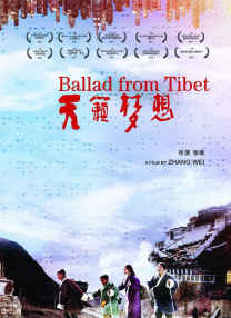 现场更获搭档李治廷贴心搀扶，大牌气质似皇后驾临。